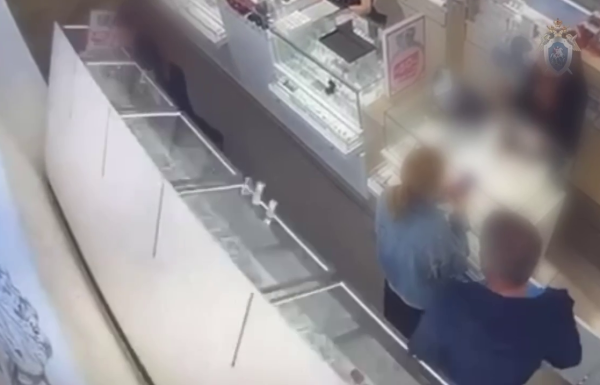 Витрина с украшениями упала на посетителей ювелирного магазина в Петербурге